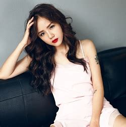 Hot girl Phương Ly không cần hở vẫn đẹp sexy hút mắt