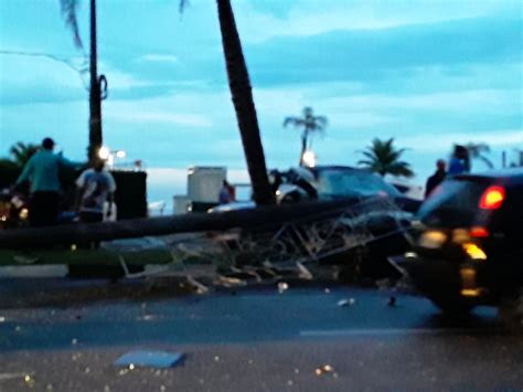 Motorista perde o controle e atinge poste de iluminação na divisa entre