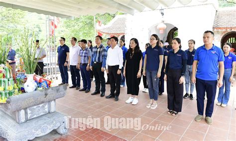 Báo Tuyên Quang Và Báo Hà Giang Dâng Hương Tưởng Niệm Các Anh Hùng Liệt