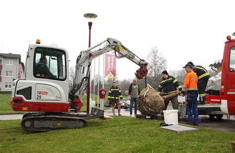 Kameradschaftsbaum Der Feuerwehr Altenmarkt Gepflanzt Freiwillige