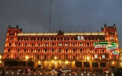 Iluminan Con Luces Color Naranja Edificios Del Z Calo Por La