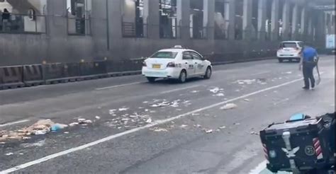 Mga Garbage Bag Na May Lamang Basura Nagkalat Sa Northbound Lane Ng