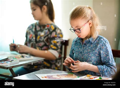 Dessin De Fille Blonde A Lunettes Banque D Image Et Photos Alamy