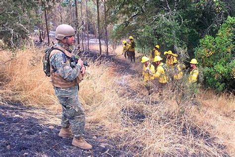 Efectivos Del Ejército Apoyan Las Zonas Afectadas Por Los Incendios