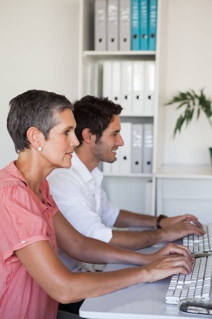 Equipo De Negocios Informal Trabajando En El Escritorio Usando