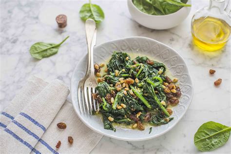 Spinaci In Padella Con Uvetta E Pinoli Ricetta Agrodolce