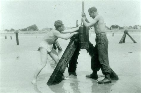 Sur La Plage De La Baule Les Vestiges Du Mur De Latlantique