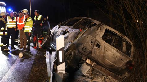 Schwerer Unfall In Bayern Frau Kracht In Gegenverkehr Und Verbrennt