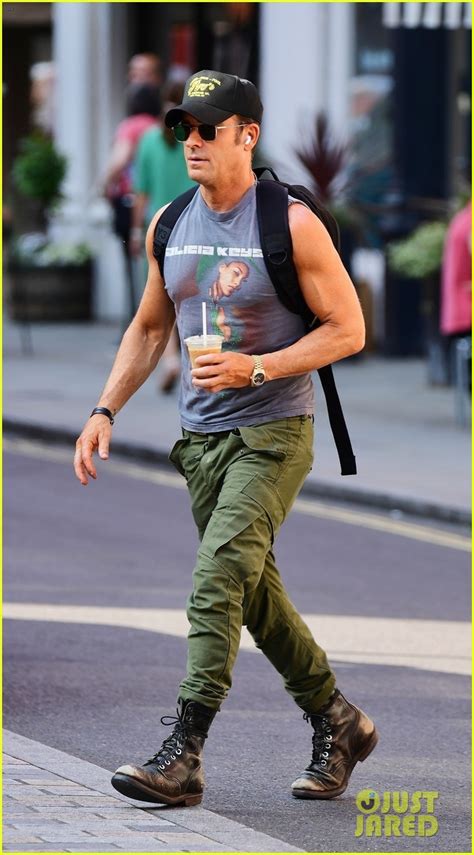 Photo Justin Theroux Shows Off His Muscles On Coffee Run In London