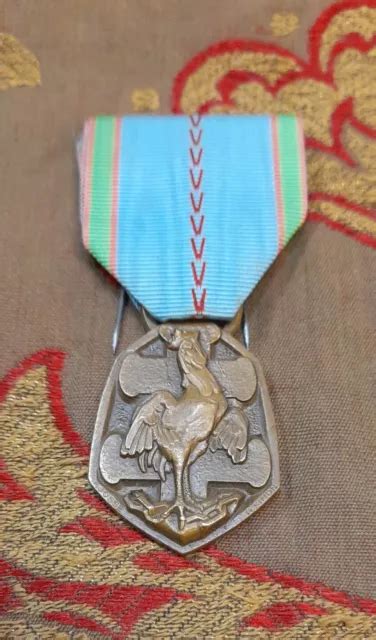 MEDAILLE COMMEMORATIVE MILITAIRE 1939 1945 Ww2 En Bronze Avec Son