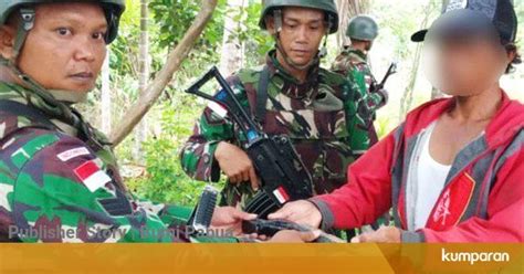 Lagi Warga Perbatasan Di Papua Serahkan Senjata Api