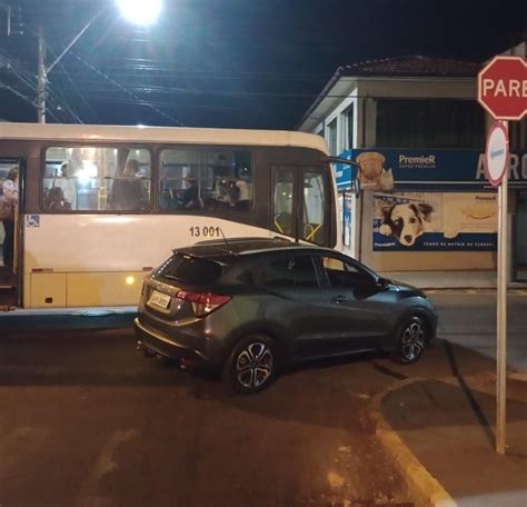 Carro atinge coletivo no centro Agência 14News