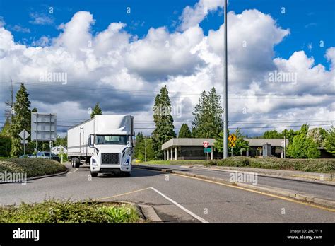 Industrial Carrier White Big Rig Semi Truck Tractor With Day Cab For