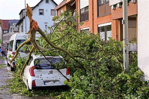 Unwetter sorgt für überflutete Straßen und unruhige Nacht Panorama