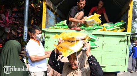 Pemkot Malang Gelar Pasar Murah Warga Rela Antre Sejak Pagi Demi Beras