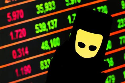 Artista gay resolve explorar o amor em tempos de Grindr em praça