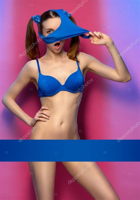 Mujer posando en bikini sin bragas fotografía de stock FlexDreams