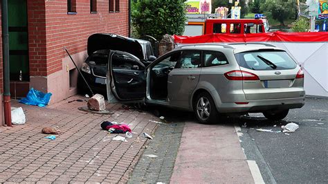 Gro Wallstadt Auto Rast In Menschenmenge Bei Kirchweihfest Verletzte