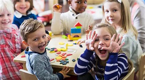 school kids playing pictures   images  unsplash