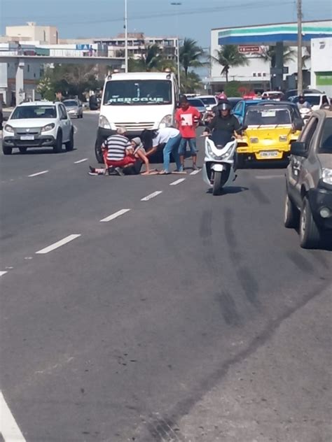 Colisão entre carro e motocicleta deixa mulher ferida na RJ 140 em São