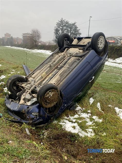 Incidente In Viale Certosa Angolo Via Manzoni A Collegno Dicembre