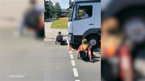 Stralsund Lkw Fahrer F Hrt Klima Aktivisten Mit Seinem Laster An Ndr