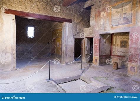 Interior De Una Casa Restaurada De La Ciudad De Pompeya Foto De Archivo