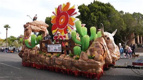 2023 Fiesta Bowl Parade in Phoenix: See the floats and fun