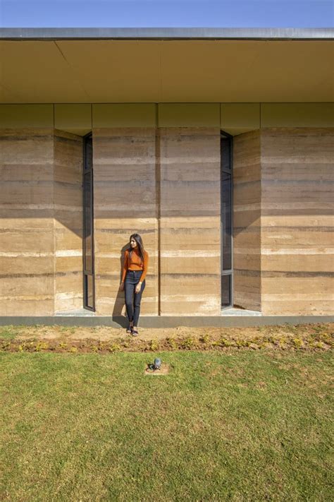 A Modern Rammed Earth House That Emphasizes Sustainability Video