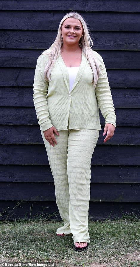 Towie S Elma Pazar Shows Off Her Sizzling Figure In A Red Bikini Daily Mail Online