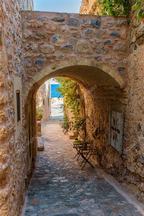 Vista De La Arquitectura Tradicional Y El Arco De Piedra Amarilla Desde