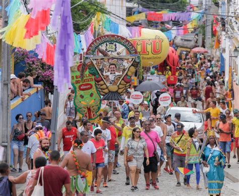 Munguzá de Zuza e Bacalhau do Batata animam foliões resistentes nesta