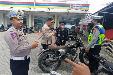 Polisi Cegat Bobotoh Persib Bandung Yang Lewat Simpang Panorama Lembang