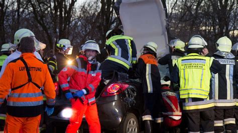 Saaldorf Surheim Schwerer Verkehrsunfall Auf B20 Fordert Zwei