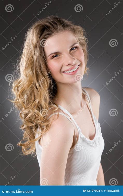 Portret Van Glimlachende Blonde Jongelui Stock Foto Image Of Haar Hoofd 23197098