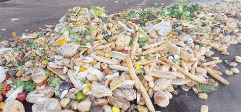 I supermarket buttano tonnellate di cibo ma la metà è ancora