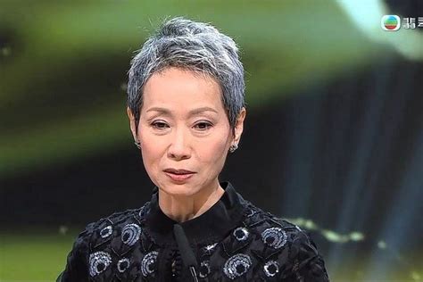 59歲「最美許仙」滿頭白髮現身 眾人驚訝這是她？ 娛樂即時 娛樂 世界新聞網