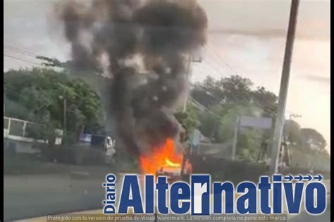 Incendian Taxi Frente A Pasajeros El Conductor Fue Golpeado Por