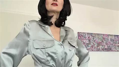 Rasierte Fußball MILF spielt mit ihrer Muschi Nahaufnahme MILF Freundin xHamster