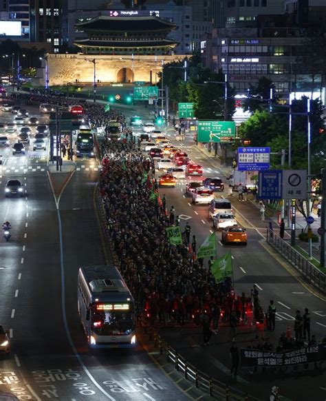 건설노조 밤에도 집회 청계천 노숙까지퇴근길 정체 극심 중앙일보