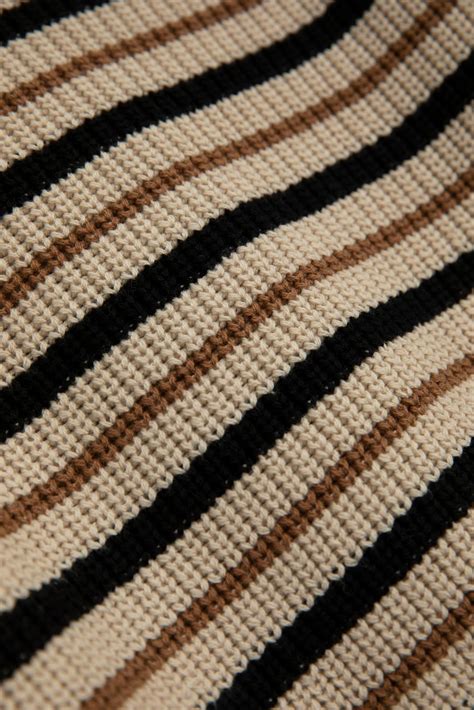 lichtgrijze trui met strepen