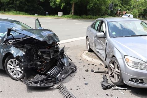 Pol Hf Verkehrsunfall Im Kreuzungsbereich J Hriger Leicht