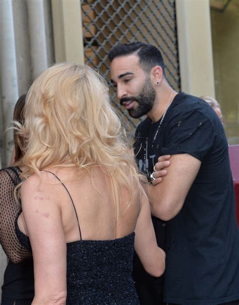 Photo Pamela Anderson et son compagnon Adil Rami arrivent à la