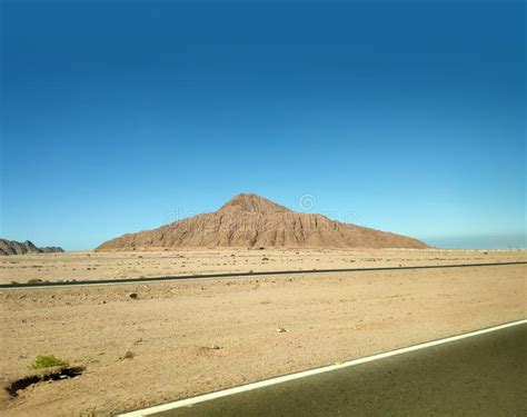 Volc N En El Desierto Y Un Camino Imagen De Archivo Imagen De Cubo