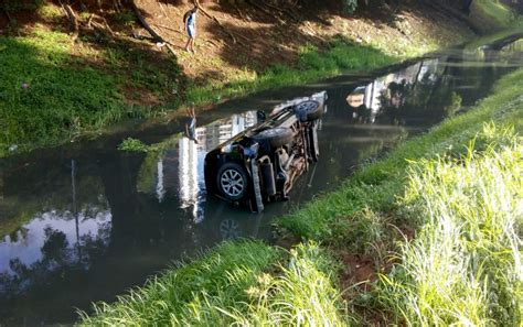 Carro Sai De Pista E Cai Em C Rrego Na Avenida Juracy Magalh Es Jr Em