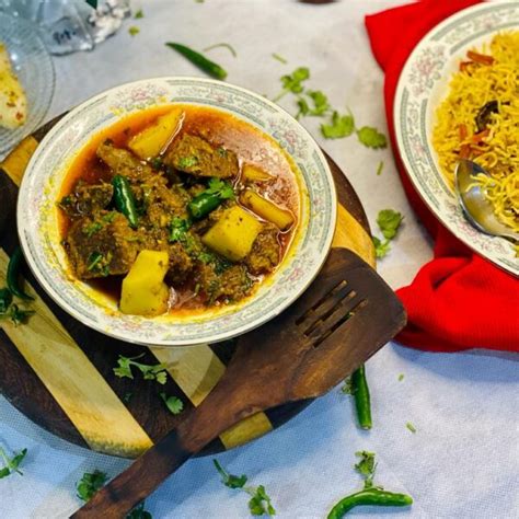 Delicious Pakistani Aloo Gosht Curry Recipe (Spicy Gravy)