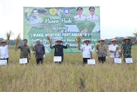 Pj Gubernur Babel Ajak Petani Bangka Barat Berinovasi Kelola Pertanian