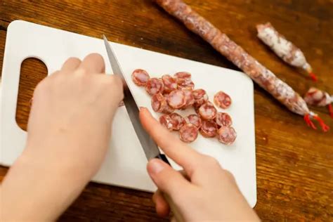 Finura Culinaria Las Manos Femeninas Exhiben Finura Mientras Rebanan