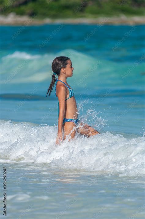 Ni A Con Bikini Azul Entra Chapoteando En Aguas Azules Del Mar Caribe