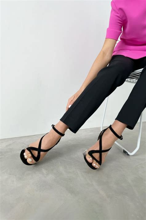 Черные женские босоножки | Fashion, Capri pants, Women